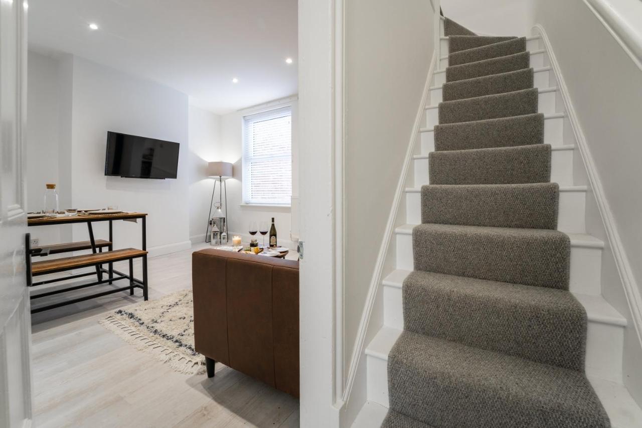 South View - 3 Bed Modern House - Close To Centre *